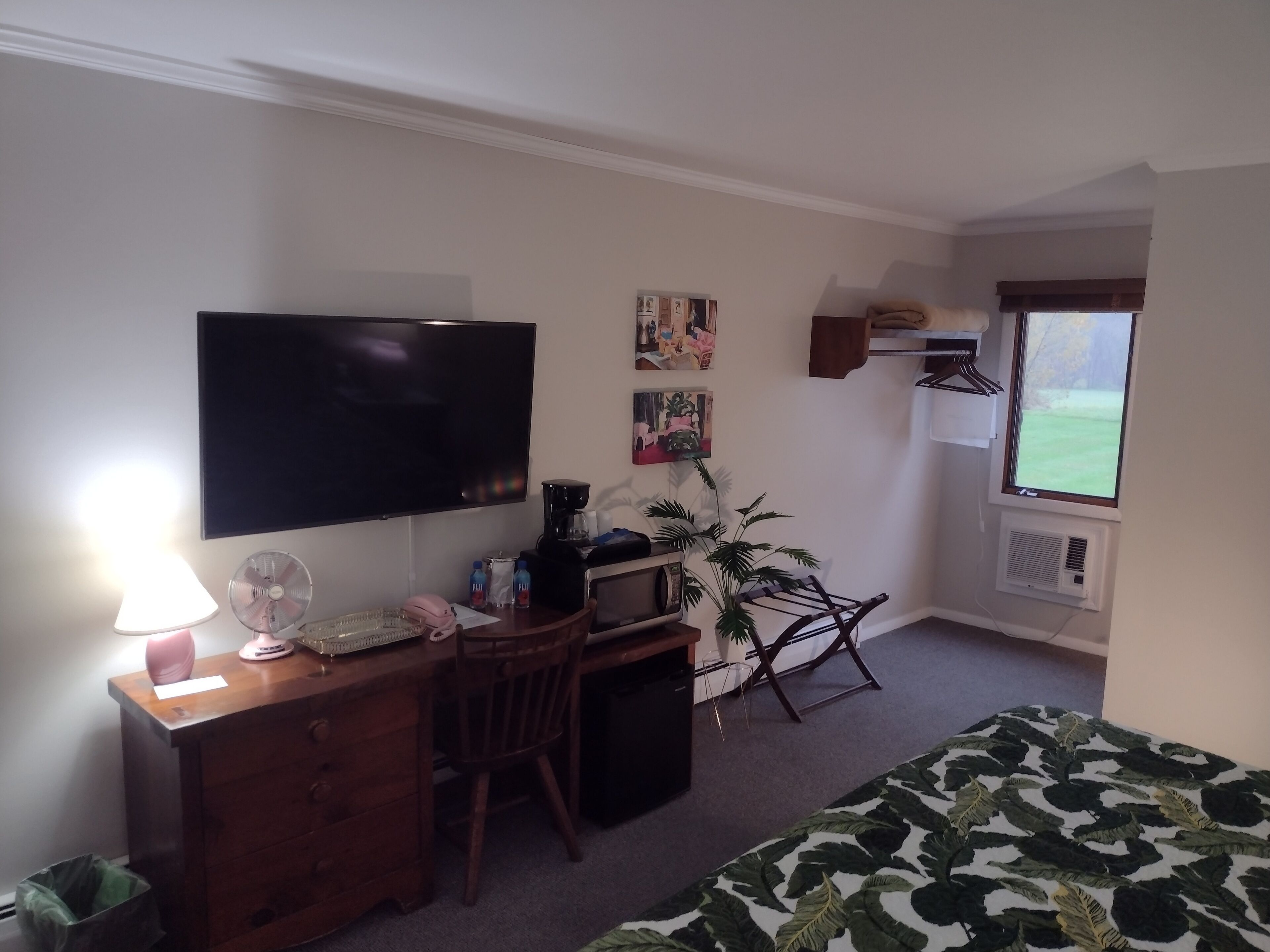 signature room, 1 king bed, mountain view | desk, laptop workspace, blackout curtains, free wifi