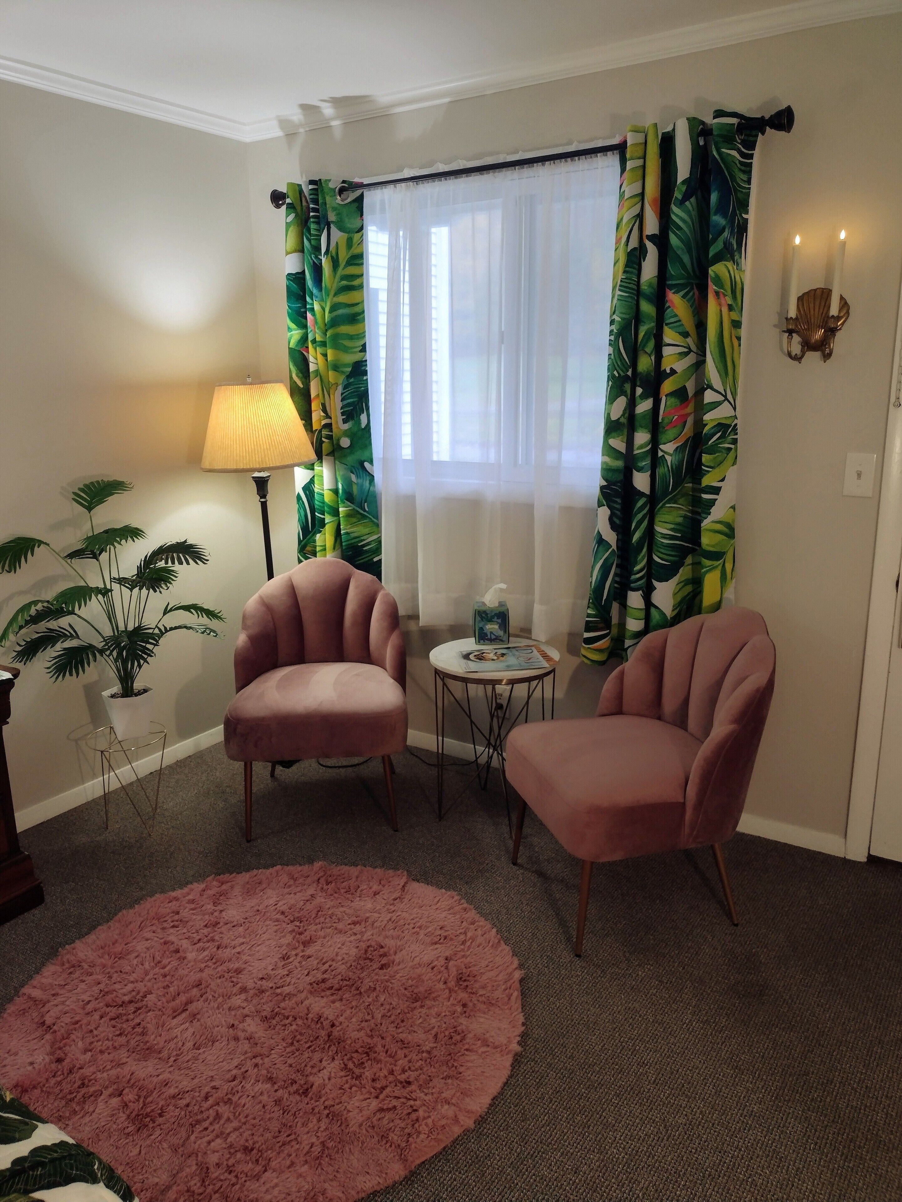 signature room, 1 king bed, mountain view | living area | books