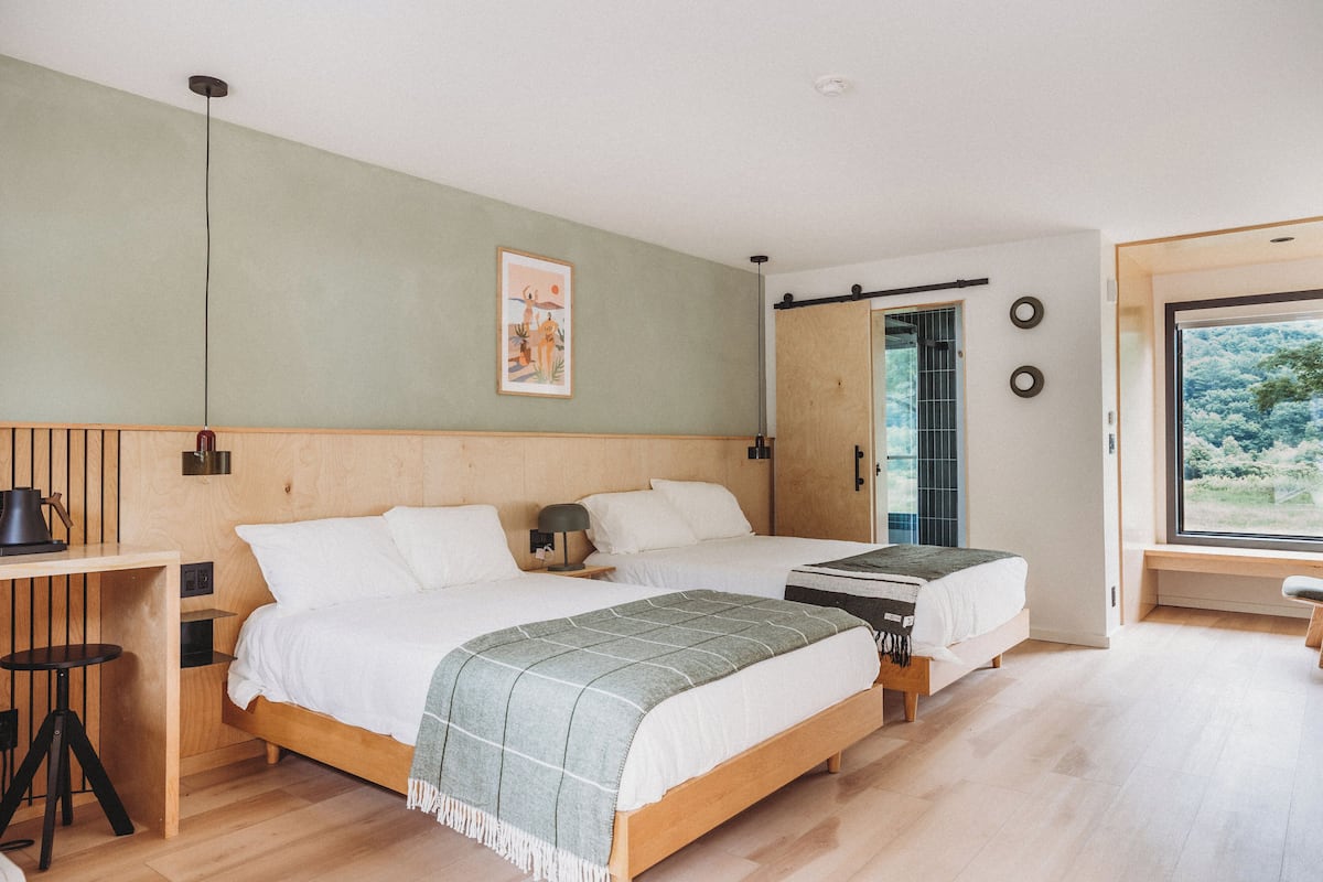 Habitación de lujo, 2 camas matrimoniales (Room 19) | Ropa de cama de alta calidad, camas con efecto memoria y escritorio