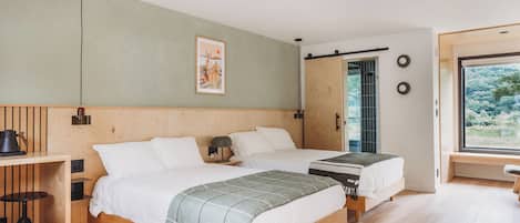 ห้องลักซ์ชัวรี่, เตียงใหญ่ 2 เตียง (Room 19) | เครื่องนอนระดับพรีเมียม, เตียงเมมโมรีโฟม, โต๊ะทำงาน