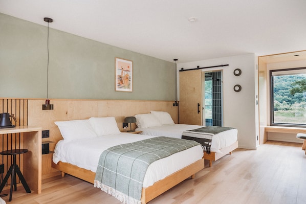 Habitación de lujo, 2 camas matrimoniales (Room 19) | Ropa de cama de alta calidad, camas con efecto memoria y escritorio