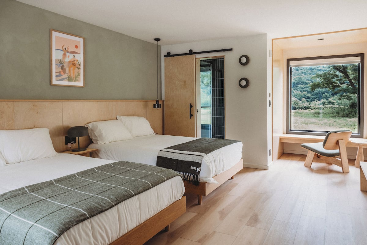 Ropa de cama de alta calidad, camas con efecto memoria y escritorio
