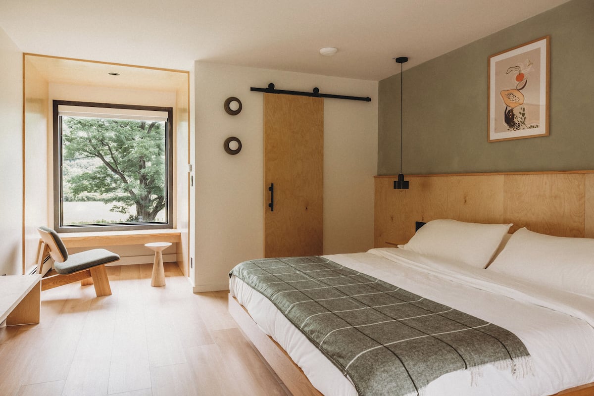 Ropa de cama de alta calidad, camas con efecto memoria y escritorio
