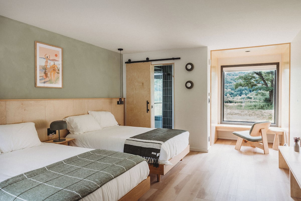 Ropa de cama de alta calidad, camas con efecto memoria y escritorio
