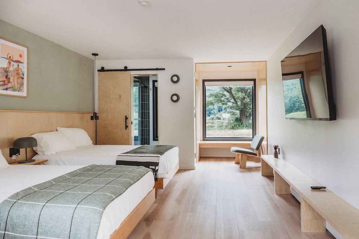 Ropa de cama de alta calidad, camas con efecto memoria y escritorio