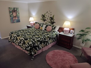 Signature Room, 1 King Bed, Mountain View | Desk, laptop workspace, blackout drapes, free WiFi - The Lodge At West River (Newfane)
