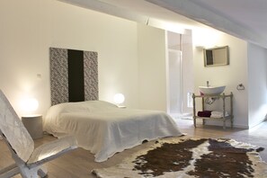 3 habitaciones, tabla de planchar con plancha, wifi y ropa de cama