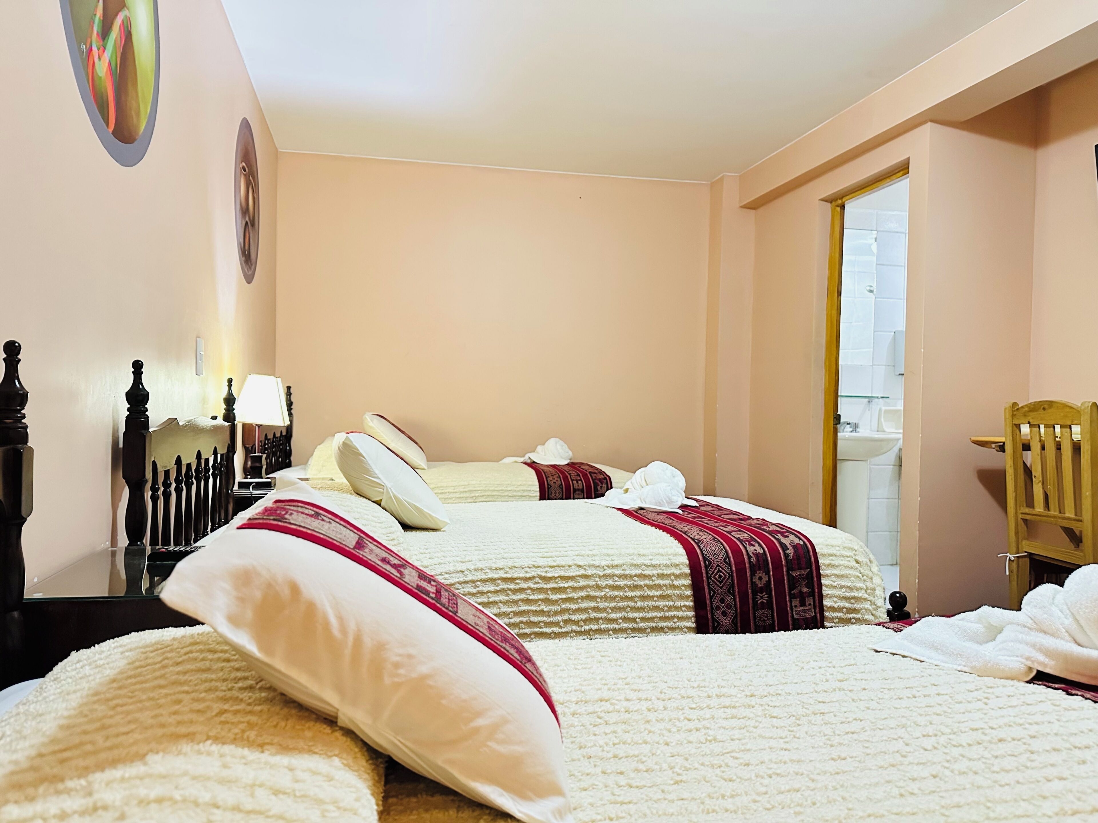 Dreibettzimmer, 3 Einzelbetten, Blick auf den Innenhof | Daunenbettdecken, individuell dekoriert, individuell eingerichtet
