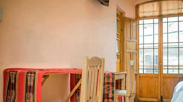 Chambre avec lits jumeaux, 2 lits une place, vue cour intérieure | Couette en duvet d'oie, décoration personnalisée