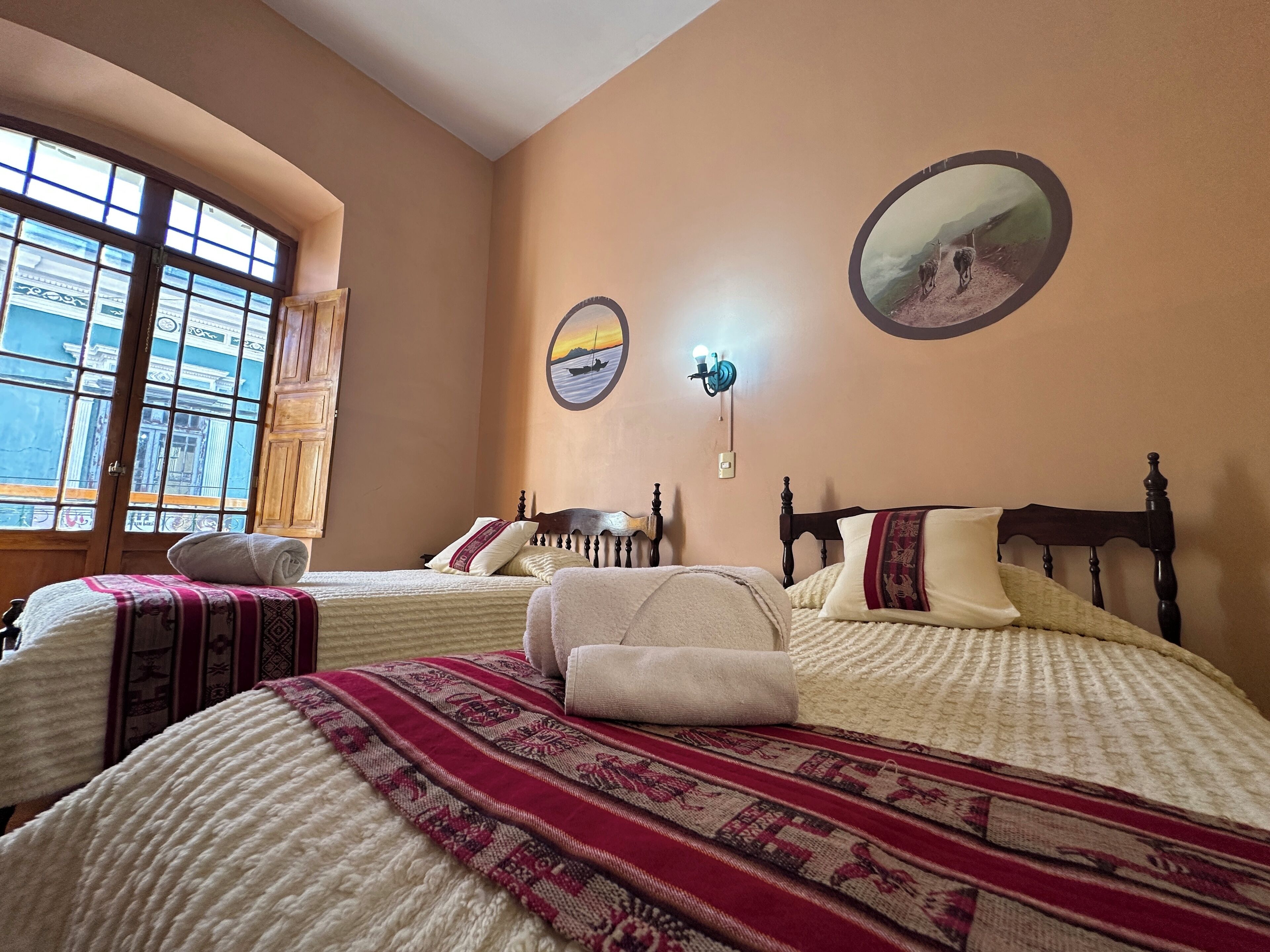 Chambre avec lits jumeaux, 2 lits une place, vue cour intérieure | Couette en duvet d'oie, d écoration personnalisée