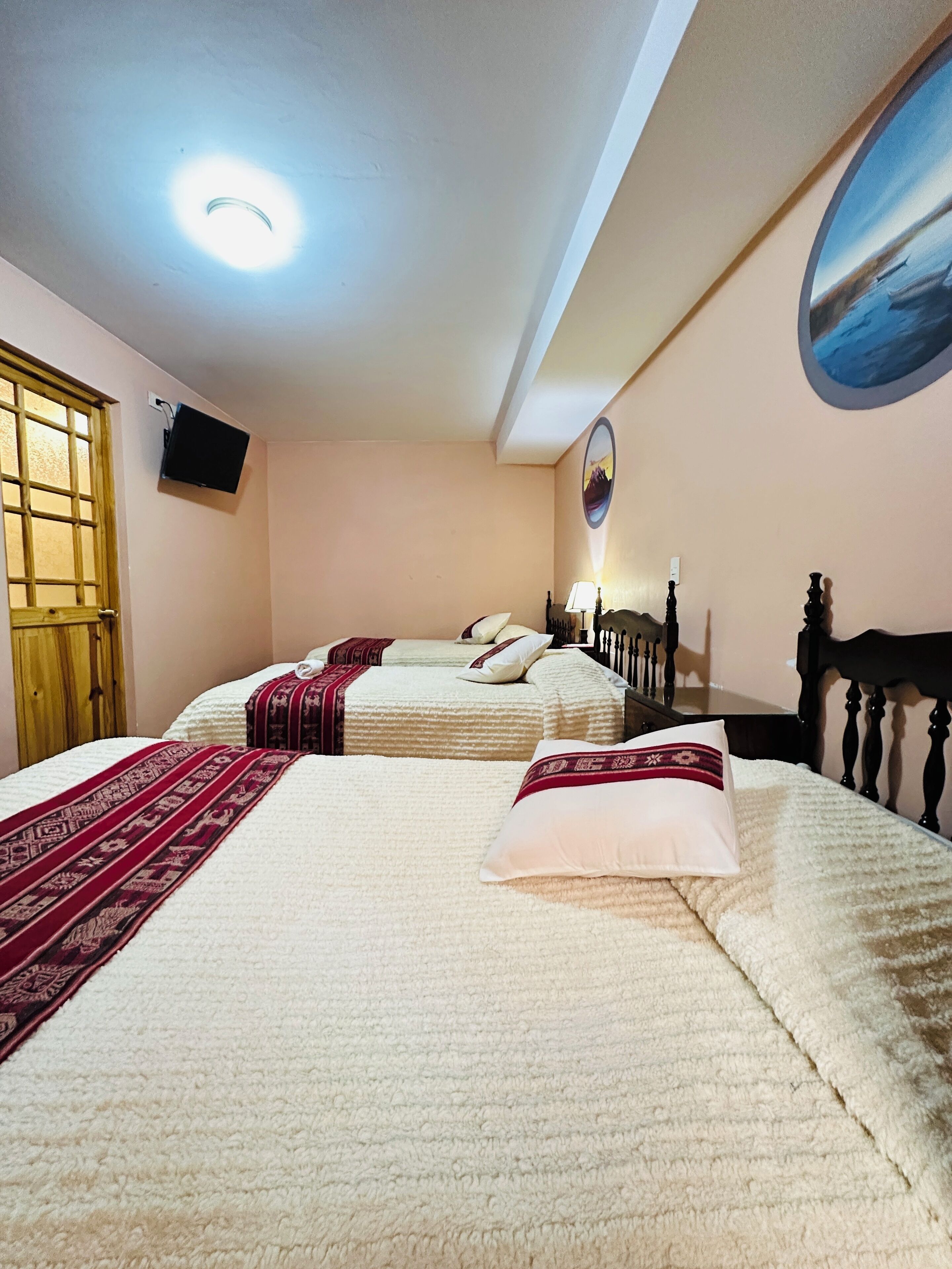 Chambre Triple, 3 lits une place, vue cour intérieure | Couette en duvet d'oie, décoration personnalisée