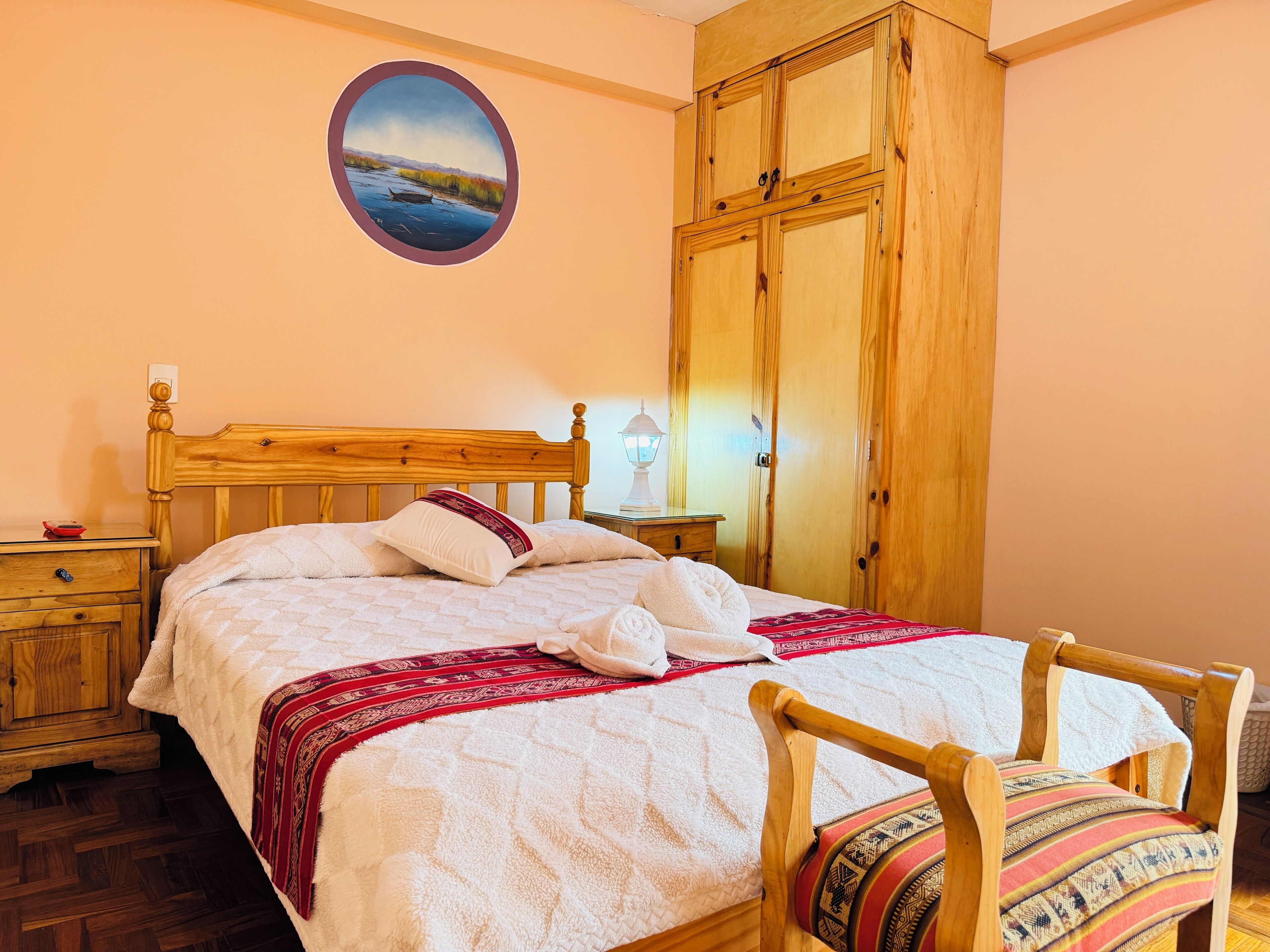 Habitación doble, 1 cama de matrimonio | Edredones de plumas, decoración individual, mobiliario individual