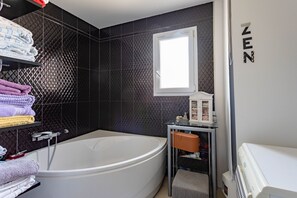 Baignoire, séchoir à cheveux, serviettes fournies