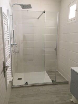 Dusche, Haartrockner, Handtücher, Toilettenpapier