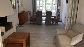 Télévision, lecteur de DVD, livres, chaßne hi-fi