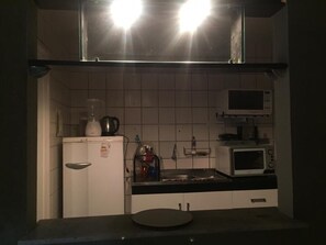 Kjøleskap, mikrobølgeovn, kokeplater og hurtigmikser