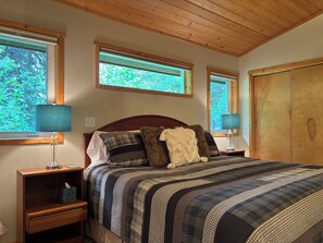 2 bedrooms, desk, iron/ironing board, bed sheets