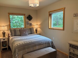 2 bedrooms, desk, iron/ironing board, bed sheets