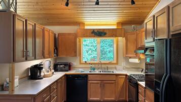 Kylskåp, mikrovågsugn, ugn och spishäll