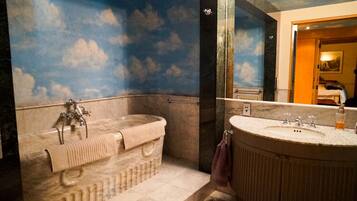 Casa, varias camas, vista a la ciudad | Baño | Toallas