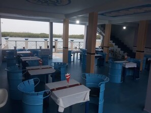 供應早餐、午餐和晚餐，當地和國際料理