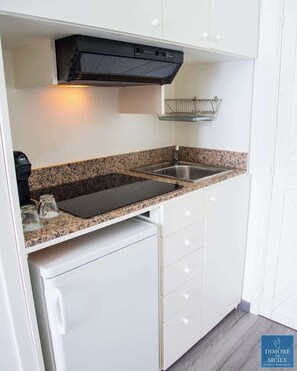 Réfrigérateur, plaque de cuisson, machine à expresso