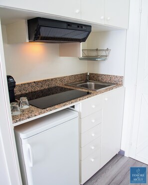 Kühlschrank, Herdplatte, Espressomaschine