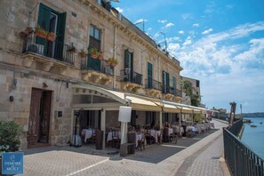 Outdoor dining - Alfeo Bellevue by Dimore in Sicily (Syracuse)