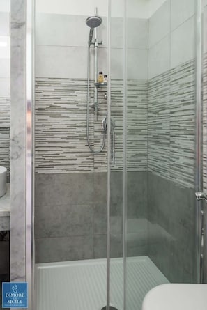 Ducha, artículos de higiene personal gratuitos y secador de pelo