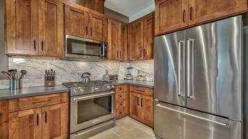 Een koelkast, een magnetron, een oven, een vaatwasser