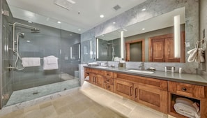 Douche, articles de toilette gratuits, sĂšche-cheveux