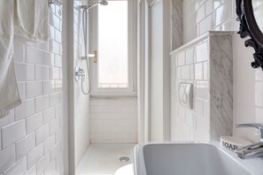 Badekar, hårføner og bidé
