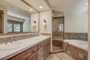 Regadera, amenidades de baño gratuitas, secadora de cabello 