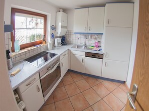 Kühlschrank, Mikrowelle, Ofen, Geschirrspüler