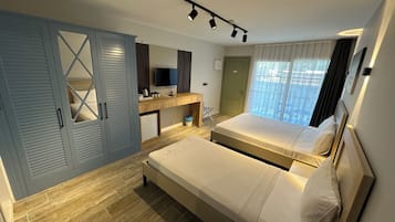 Standard Room, Pool View | Minibar, in-room safe, desk, blackout drapes