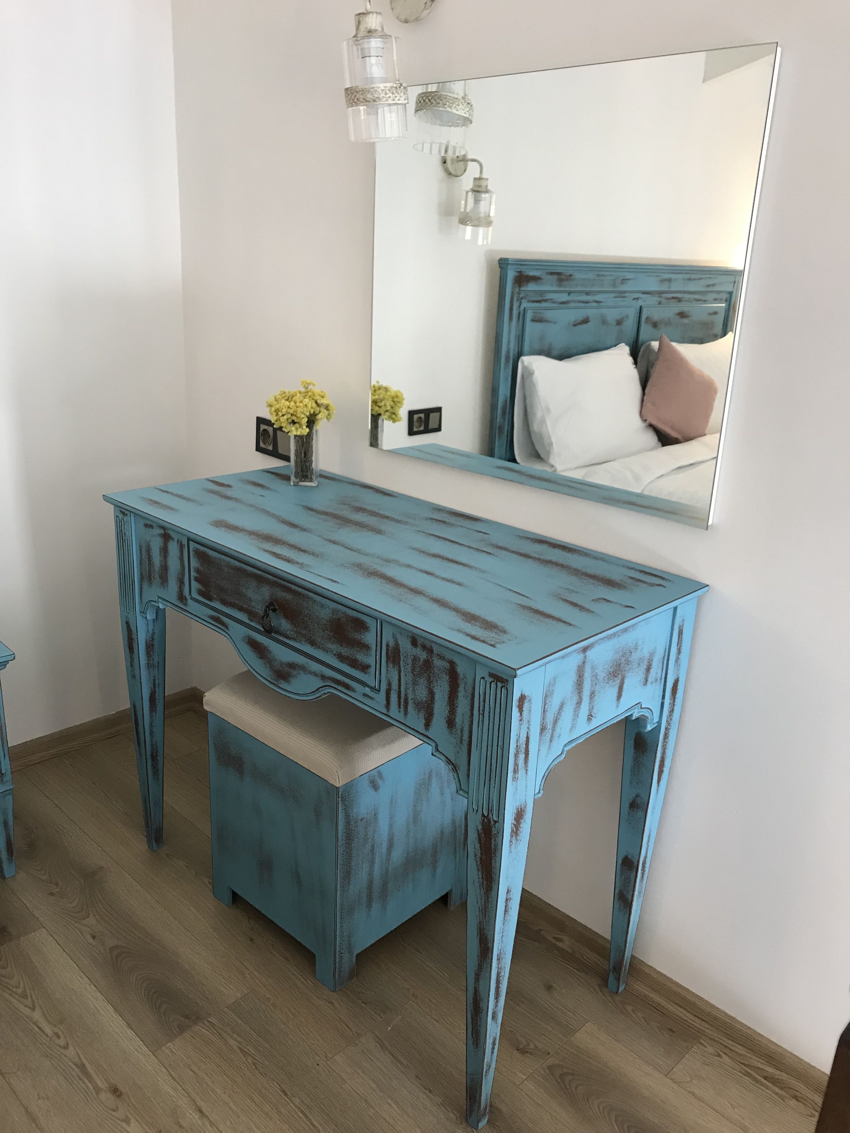 deluxe loft, multiple beds, pool view | living area | 32-inch lcd tv with satellite channels, tv