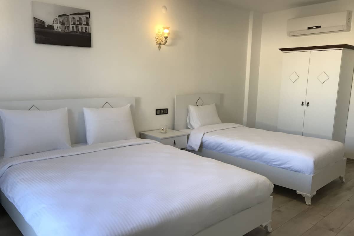Chambre Standard, vue piscine | Minibar, coffres-forts dans les chambres, bureau, rideaux occultants