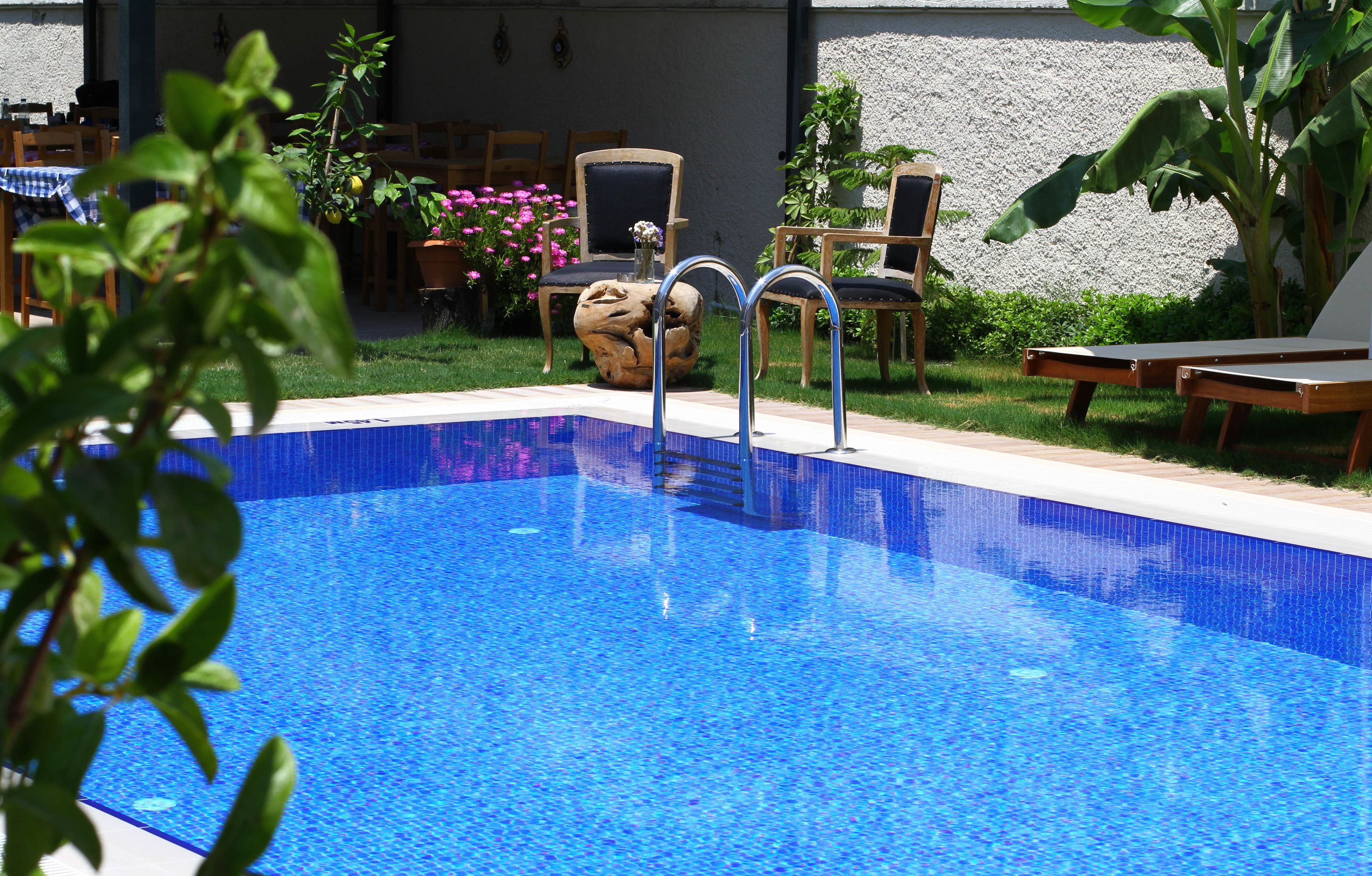 outdoor pool, pool loungers