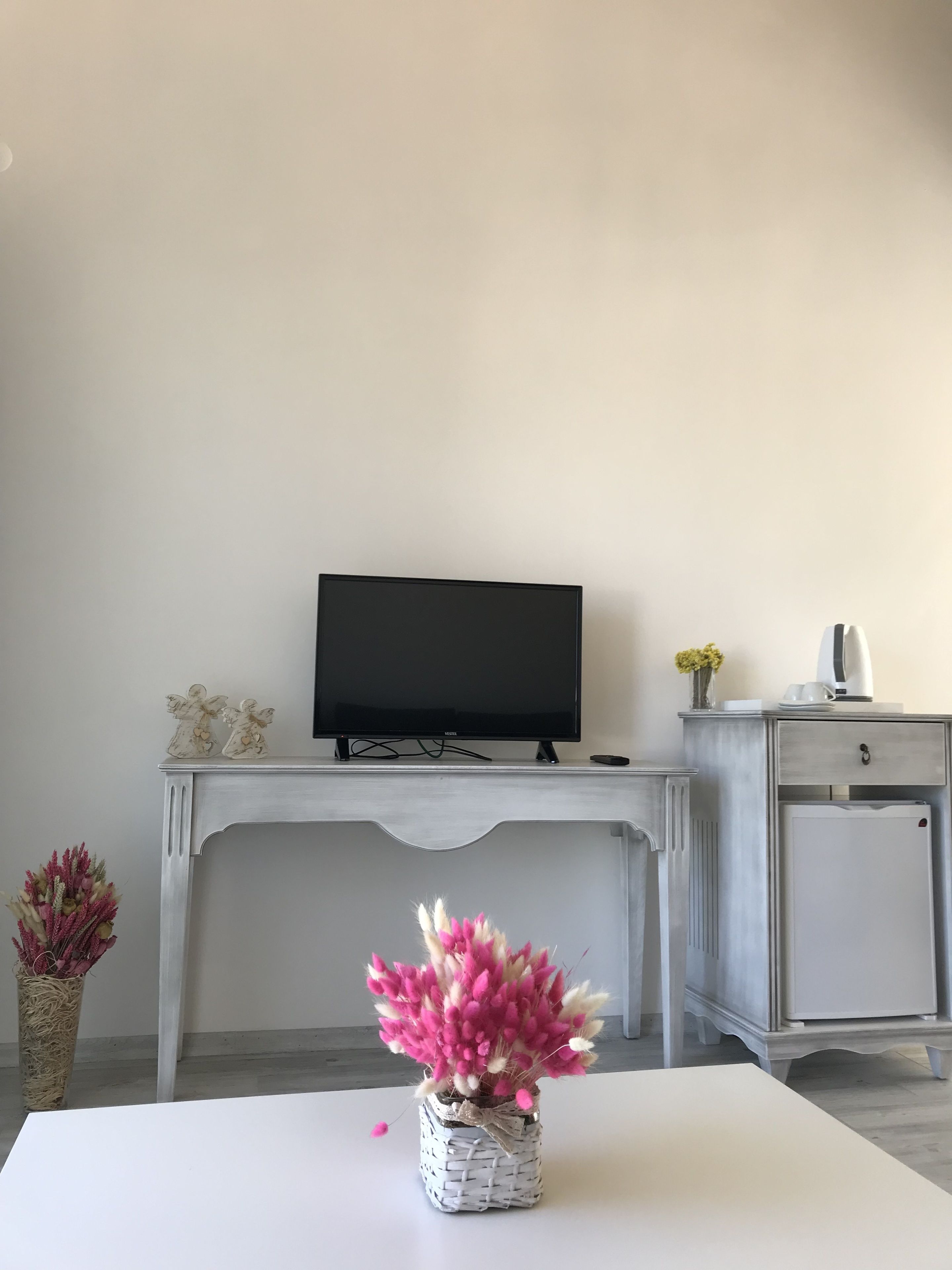 deluxe loft, multiple beds, pool view | living area | 32-inch lcd tv with satellite channels, tv