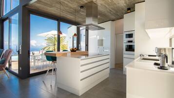 Een koelkast, een magnetron, een oven, een kookplaat