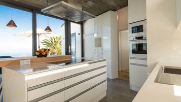 Een koelkast, een magnetron, een oven, een kookplaat