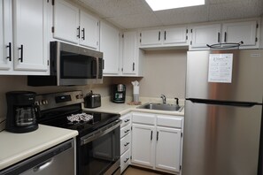 Fridge, microwave, dishwasher, coffee/tea maker - Little Pigeon River 401 2BD Condo with Jacuzzi Tub (PIGEON FORGE)