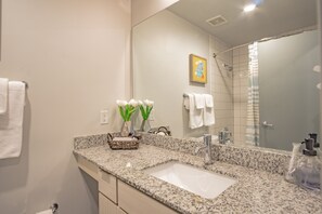 Amenidades de baño gratuitas, secadora de cabello, toallas