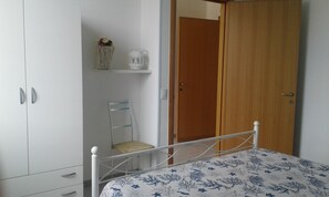 2 chambres, fer et planche à repasser, literie fournie