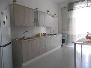 Kochgeschirr/Geschirr/Besteck