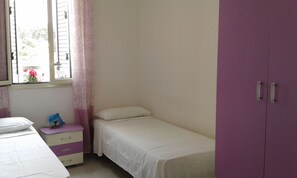 2 chambres, fer et planche à repasser, literie fournie