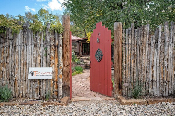 المنطقة المحيطة بالمنشأة