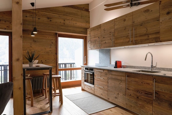 Frigorifero, microonde, forno, piano cottura