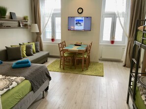 Een strijkplank/strijkijzer, gratis wifi, beddengoed