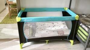 A baby playpen with a mesh top and a solid bottom, placed on a wooden floor. - Johansson Apartments Vienna (Vienna)